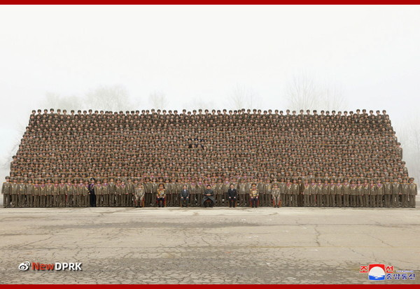 김정은 북한 총비서가 제8차 군사교육일꾼대회 참가자들과 기념사진을 찍었다. 사진=NEW DPRK