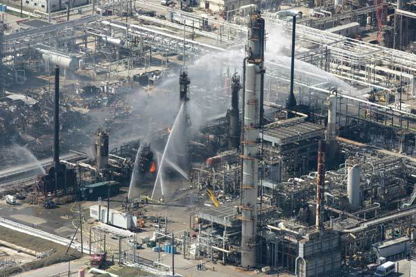 사진은 2005년 3월 23일 텍사스주 텍사스시티 내 BP(영국석유) 정유공장의 화재장면. 사진=AP