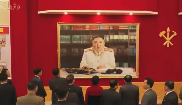 올해 1월 5일 열린 노동당 8차대회에서 참석자들이 김정은 최고사령관 사진을 보고 있다. 사진=시사주간 DB
