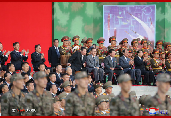 김정은 국무위원장이 ‘자위-2021′ 국방발전전람회 개막식에서 특공무술을 관람하고 있다. 사진=시사주간 DB