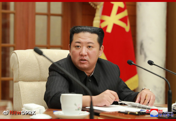 김정은 북한국무위원장이 19일 당 중앙위 제8기 제6차 정치국회의를 주재하고 있다. 사진=NEW DPRK