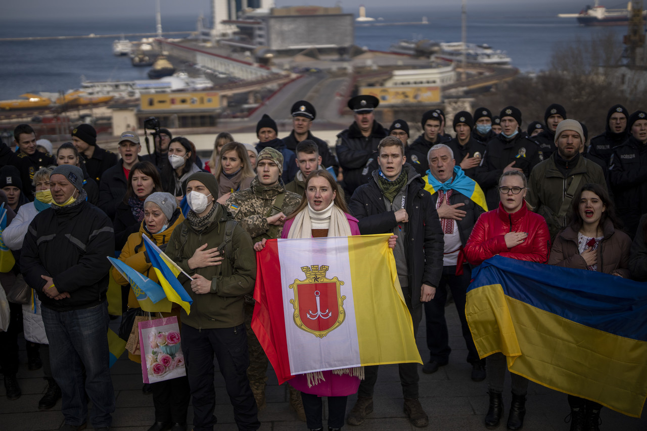 16일(현지시간) 우크라이나 오데사 항구 앞에서 '단결의 날'을 기념하는 주민들이 국기를 들고 모여 국가를 부르고 있다. 볼로디미르 젤렌스키 우크라이나 대통령은 미국이 예상한 러시아 침공일인 16일을 '단결의 날'로 선포했다. 오데사=AP