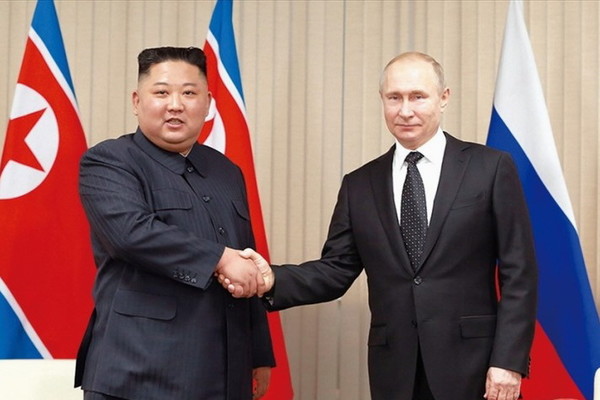 김정은 북한 국무위원장과 푸틴 러시아 대통령이 악수하고 있다. 사진=시사주간 DB