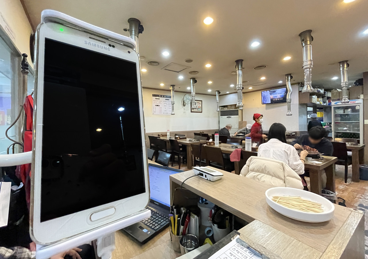 정부가 코로나19 방역패스(접종증명·음성확인제)를 중단한 1일 오후 서울 시내의 한 식당에 백신접종 QR코드 인증을 위해 마련된 휴대기기가 꺼져 있다. 식당과 카페, 유흥시설 등 11종에 적용하던 방역패스가 이날 오전 0시를 기준으로 잠정 중단됐다. 사진=뉴시스