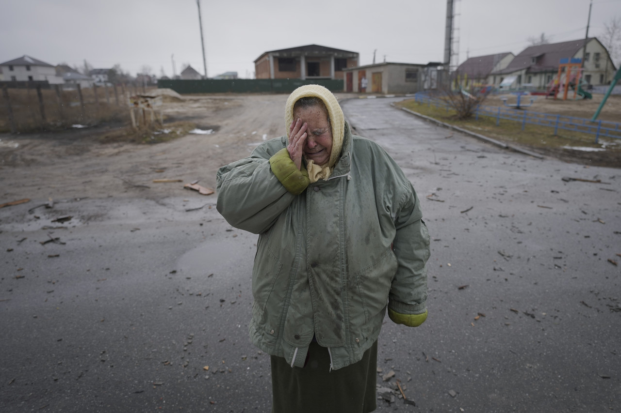 2일(현지시간) 우크라이나 수도 키이우 외곽의 고렌카에서 한 여성이 러시아의 공습으로 파손된 집 밖에서 흐느끼고 있다. 키이우=AP