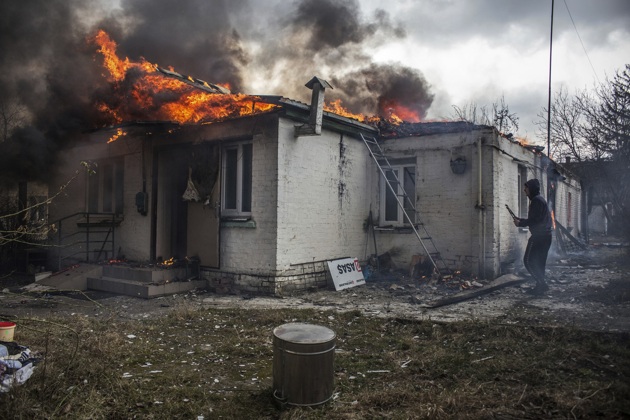 4일(현지시간) 우크라이나 수도 키이우 서쪽 이르핀 마을에서 주택이 러시아의 포격으로 불에 타고 있다. 키이우=AP