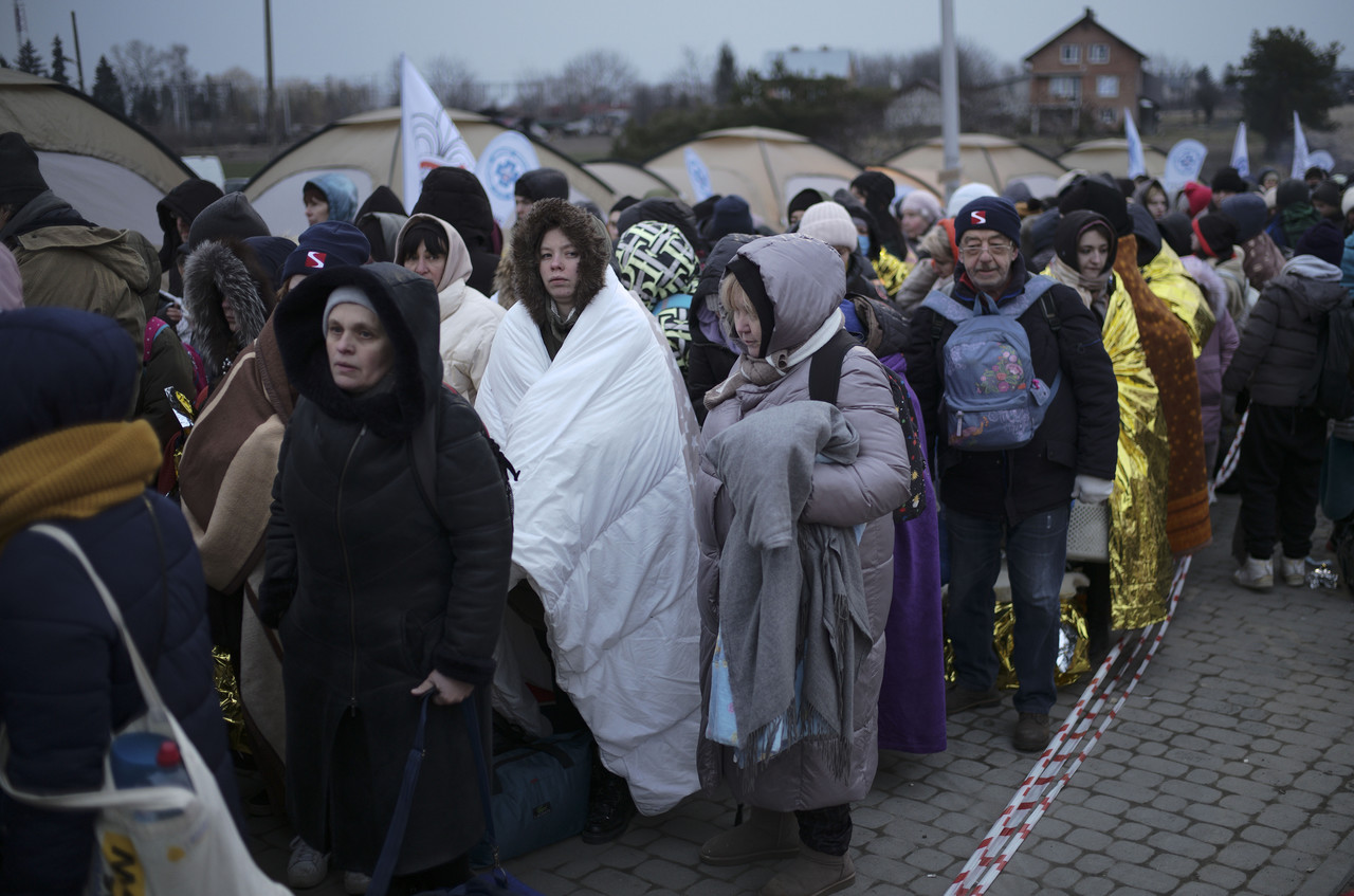 우크라이나 피란민들이 7일(현지시간) 폴란드 메디카 국경 건널목에 도착해 보호소로의 이송을 기다리고 있다. 메디카=AP
