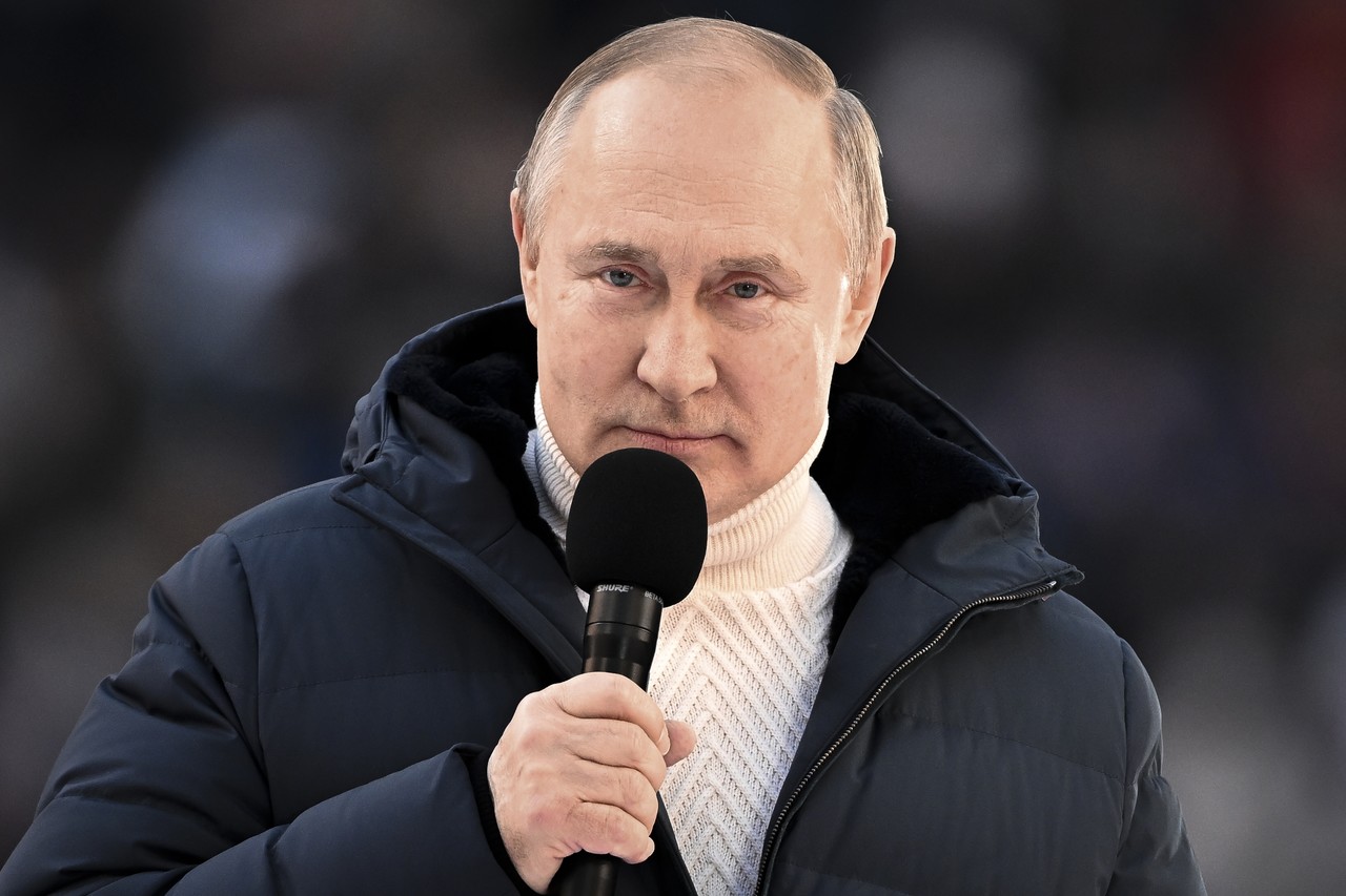 블라디미르 푸틴 러시아 대통령이 지난 18일(현지시간) 모스크바의 루즈니키 경기장에서 열린 크름반도(크림반도) 합병 8주년 기념 콘서트에 참석해 연설하고 있다. 푸틴 대통령은 최근 러시아의 우크라이나 특별 군사작전은 우크라이나 동부 돈바스를 대량학살로부터 해방하기 위한 것이라고 말했다. 모스크바=AP
