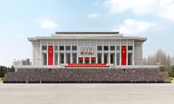 김정은 북한 국무위원장은 제1차 선전부문일군 강습회 참가자와 기념촬영을 했다. 사진=트위터