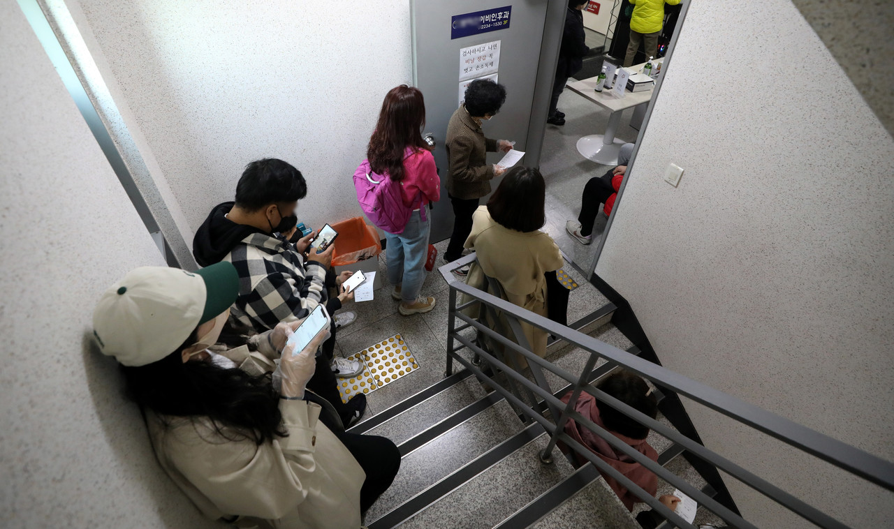 코로나19 확진자에 대한 동네 병원의 대면진료가 시작된 지난 4일 오전 서울 시내 한 이비인후과에서 시민들이 계단으로 길게 줄 서 있다. 사진=뉴시스
