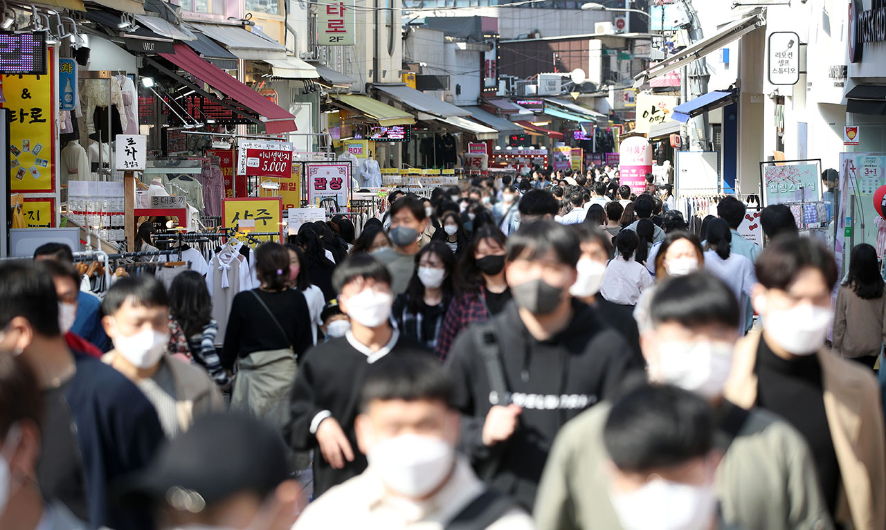 코로나19 사회적 거리두기 전면 해제를 하루 앞둔 지난 17일 서울 마포구 홍대거리를 찾은 시민들이 발걸음을 옮기고 있다. 사진=뉴시스