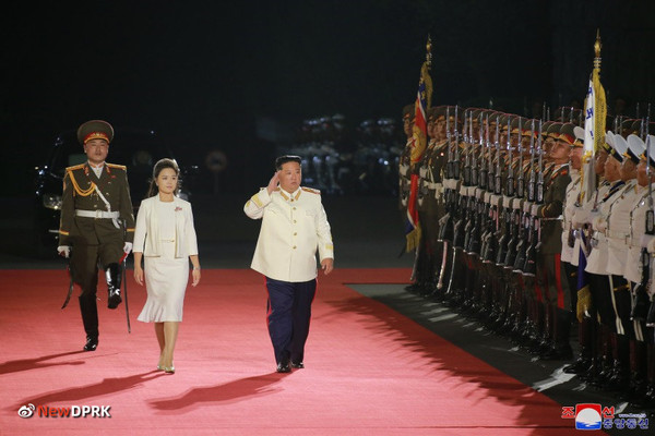 의장대 사열을 받고 있는 김정은-리설주 부부. 사진=NEW DPRK