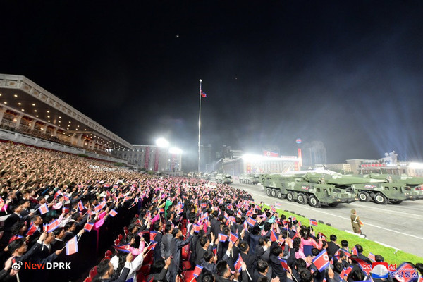 열병식 지켜보는 평양 시민들. 사진=NEW DPRK