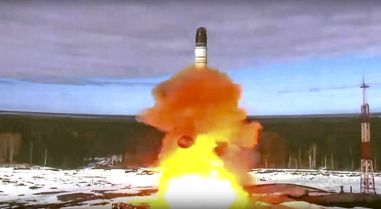 지난 20일(현지시간) 러시아 북서부 플레세츠크 우주기지에서 신형 대륙간탄도미사일(ICBM) RS-28 사르마트가 시험 발사되고 있다. 플레세츠크=AP