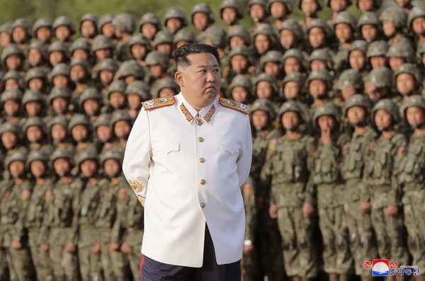 김정은 북한 국무위원장이 열병식을 지휘했던 군 수뇌부들을 당 중앙위원회 본부청사로 불러 격려했다. 사진=시사주간 DB