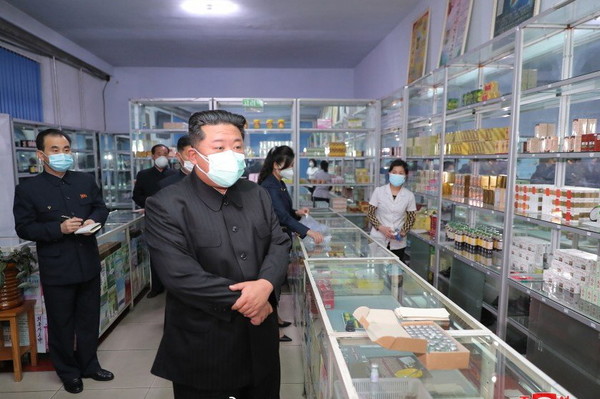김정은 북한 국무위원장이 평양 대동강구역 약국을 돌며 실태를 점검하고 있다. 사진=트위터