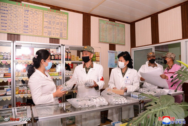 북한 군의전투원들이 약국에 의약품을 공급하고 있다. 사진=NEW DPRK