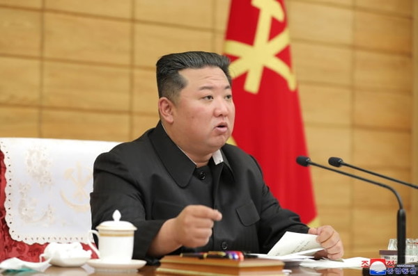 김정은 북한 국무위원장이 정치국 회의를 주재하고 있다. 사진=시사주간 DB