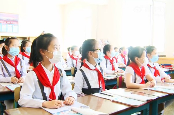 북한은 지난 4월 말부터 발열환자가 치솟자 등교수업을 중단했다가 13일 개학했다. 사진=NEW DPRK