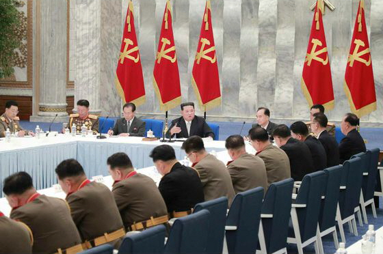 김정은 북한 국무위원장이 당 중앙군사위 제8기 제3차 확대회의를 주재하고 있다. 사진=트위터