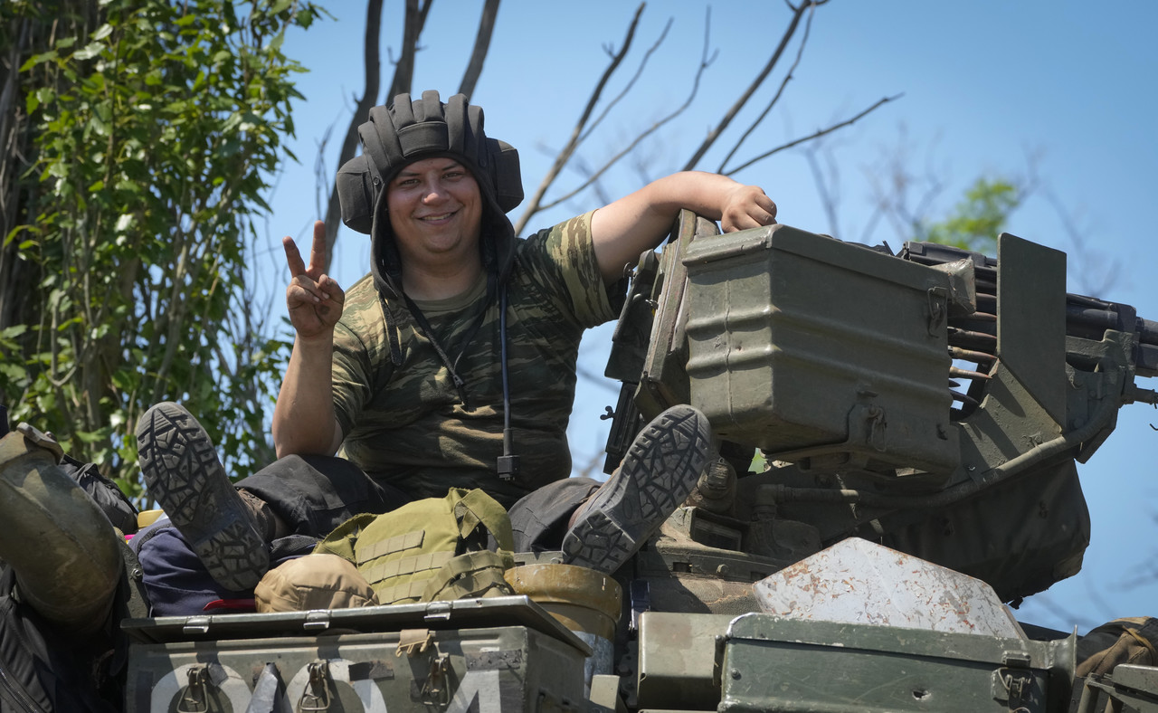 지난 20일(현지시간) 우크라이나 도네츠크에서 우크라이나 군인이 전차에 올라 승리의 V를 그리며 웃고 있다. 도네츠크=AP