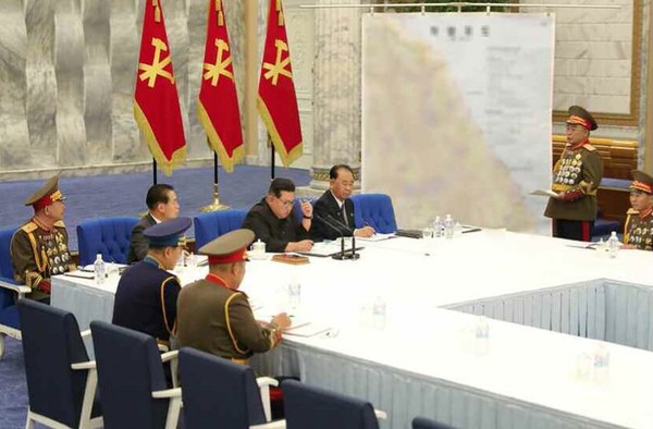 김정은 북한 국무위원장이 21~22일 당 중앙군사위 제8기 제3차 확대회의를 주재하고 있다. 사진=트위터