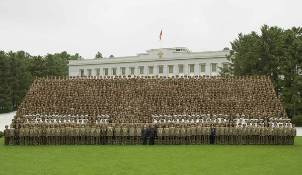 김정은 북한 국무위원장이 노동당 각급 당위원회 조직부 당생활지도부문 일군들과 기념사진을 찍고 있다. 사진=트위터