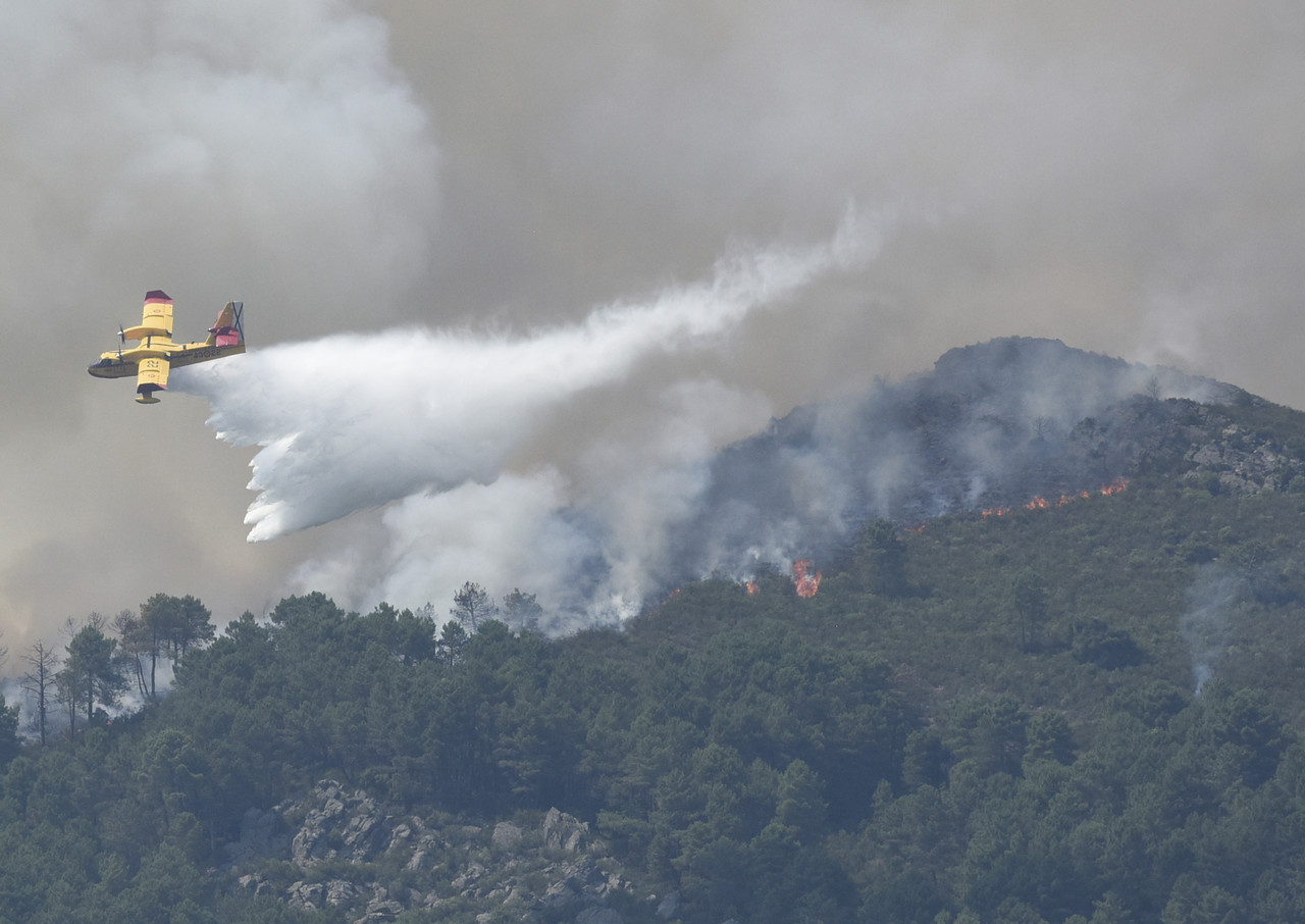 지난 14일(현지시간) 스페인 서부 라드리야르에서 소방 항공기 한 대가 산불 지역에 물을 뿌리고 있다. 유럽연합(EU)은 올여름 기후변화와 연관된 이상 고온 현상으로 산불이 더 만연할 것이라고 경고했다. 라드리야르=AP