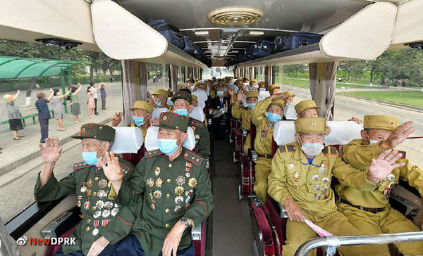 지난해 열린 제7차 전국노병대회 참가자들이 버스를 타고 평양시내로 들어가고 있다. 사진=NEW DPRK
