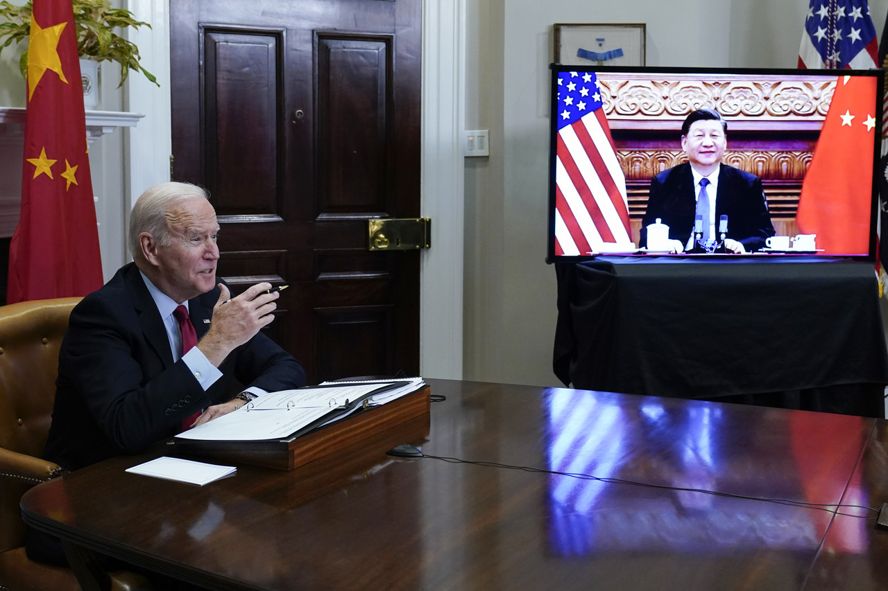 조 바이든 미국 대통령이 지난해 11월 15일(현지시간) 백악관 루스벨트 룸에서 시진핑 중국 국가주석과 화상 정상회담을 하고 있다. 워싱턴=AP