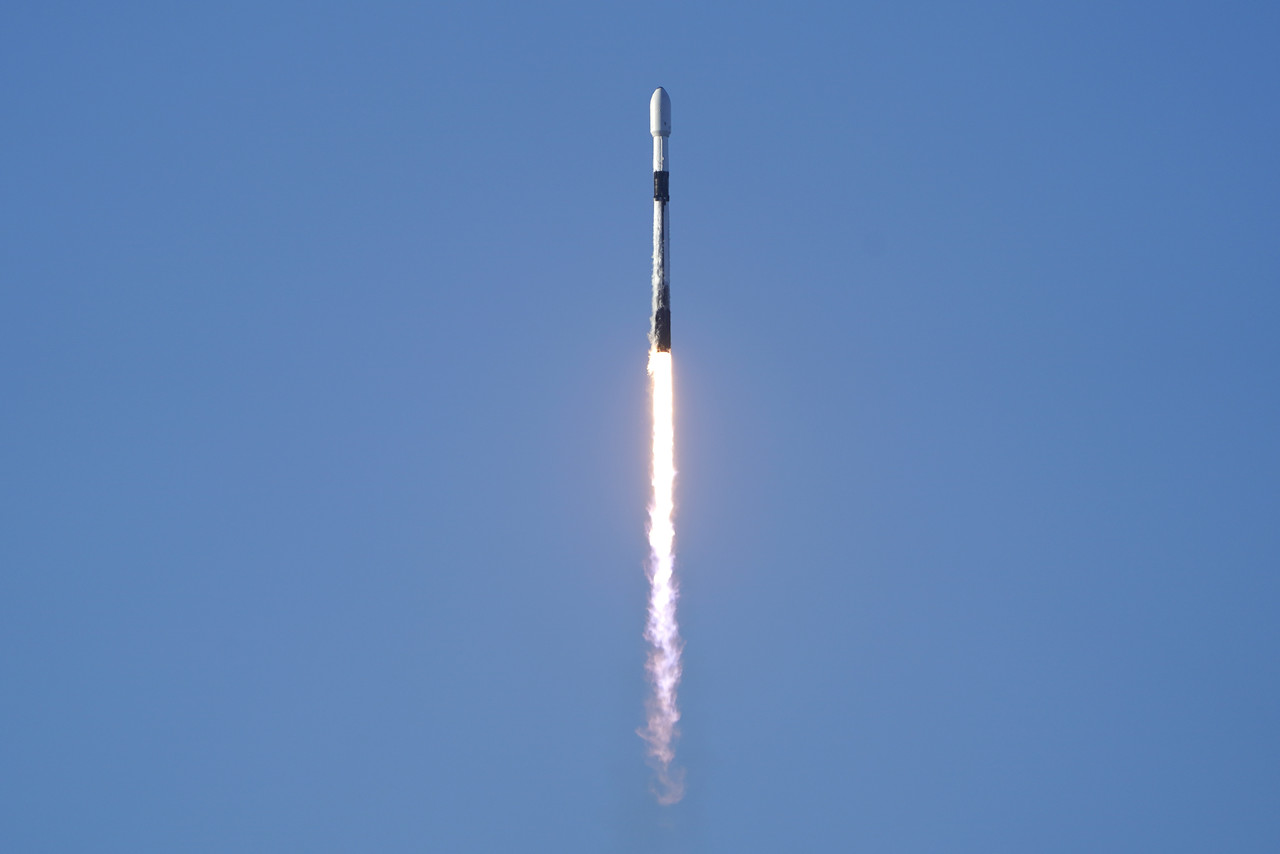 4일(현지시간) 미국 플로리다주 케이프커내버럴 우주군 기지 40번 발사장에서 우리나라 첫 달궤도선 다누리를 탑재한 팔콘-9 발사체가 발사되고 있다. 플로리다=AP