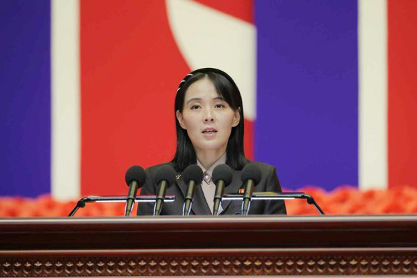 김여정 북한 노동당 부부장이 10일 열린 전국비상방역회의에서 "남조선에 보복성 대응을 가할 것"이라고 발표하고 있다. 사진=트위터