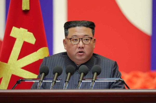 김정은 북한 국무위원장이 10일 진행된 전국비상방역총화회의에서 최대비상방역전 승리를 선포하고 있다. 사진=트위터