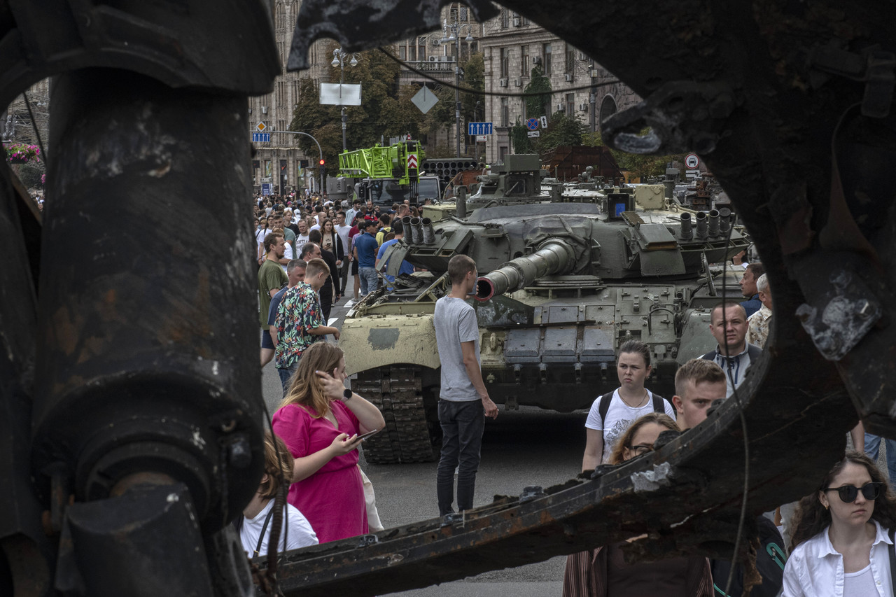 지난 20일(현지시간) 우크라이나 키이우 시민들이 거리에 전리품으로 전시된 러시아 군용 차량을 구경하고 있다. 키이우=AP