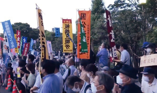 일본 시민 4000여명이 도쿄 국회 정문 앞에서 '아베 국장 반대' 시위를 벌이고 있다. 사진=NEW DPRK