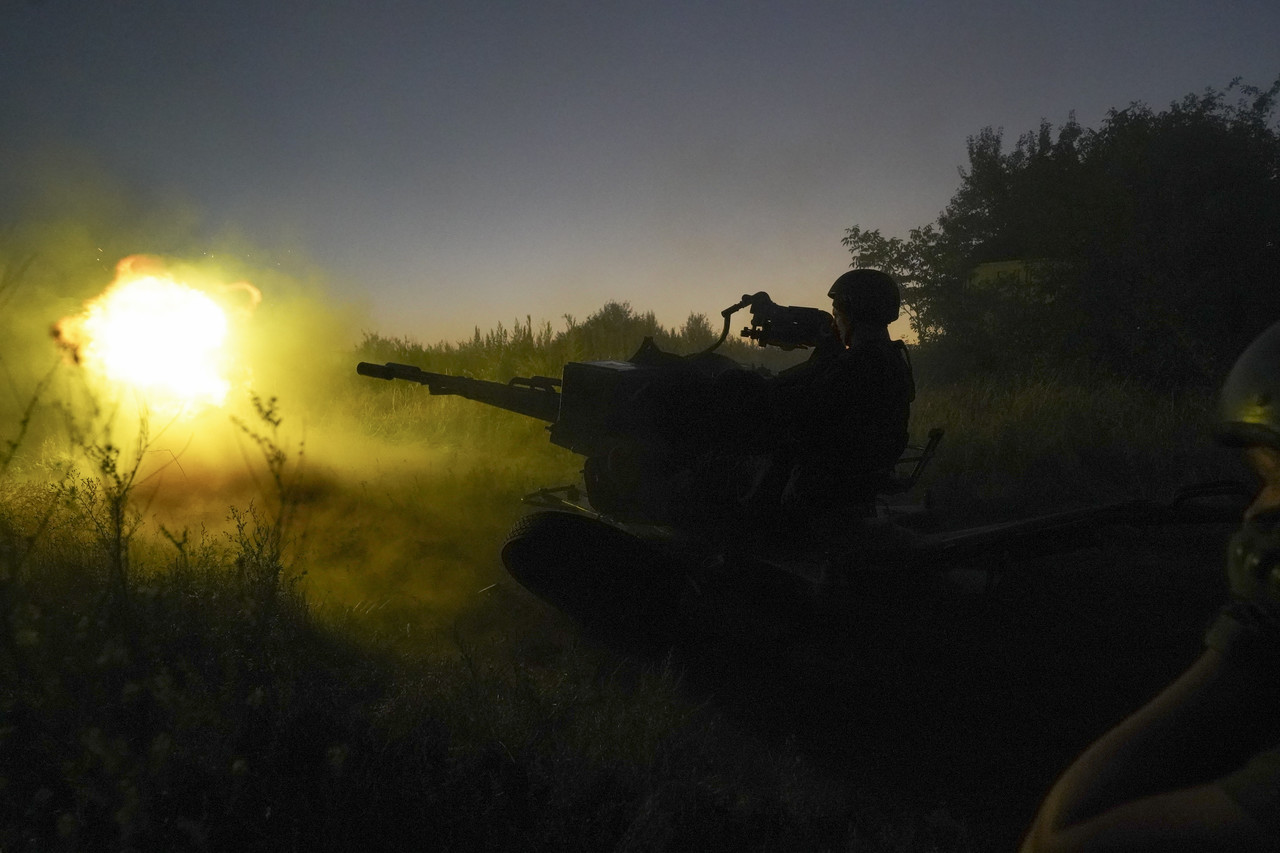 지난 8월 24일 새벽(현지시간) 우크라이나 하르키우에서 우크라이나 군인들이 러시아 진영을 향햐 대공포를 발사하고 있다. 하르키우=AP