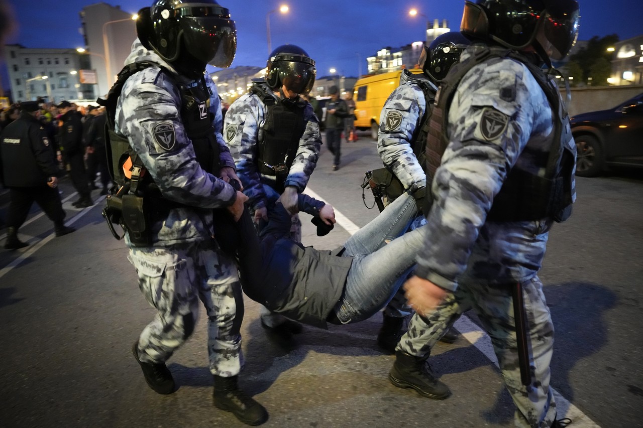 지난 21일(현지시간) 러시아 모스크바에서 동원하는 반대 시위자를 구금하고 있다. 블라디미르 푸틴 러시아 대통령은 러시아에 예비군 일부 동원령을 내렸으며 즉각 발효됐다. 모스크바=AP