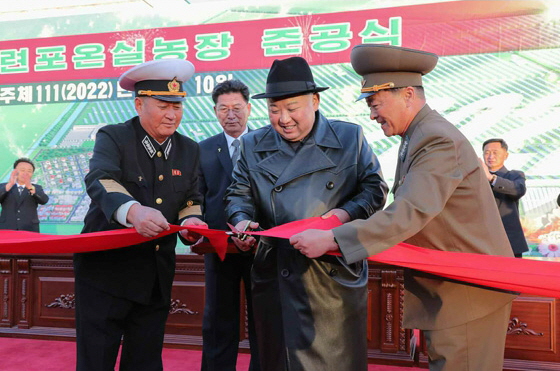 김정은 북한 국무위원장이 10일 열린 연포온실농장 준공식에서 테이프를 자르고 있다. 사진=트위터