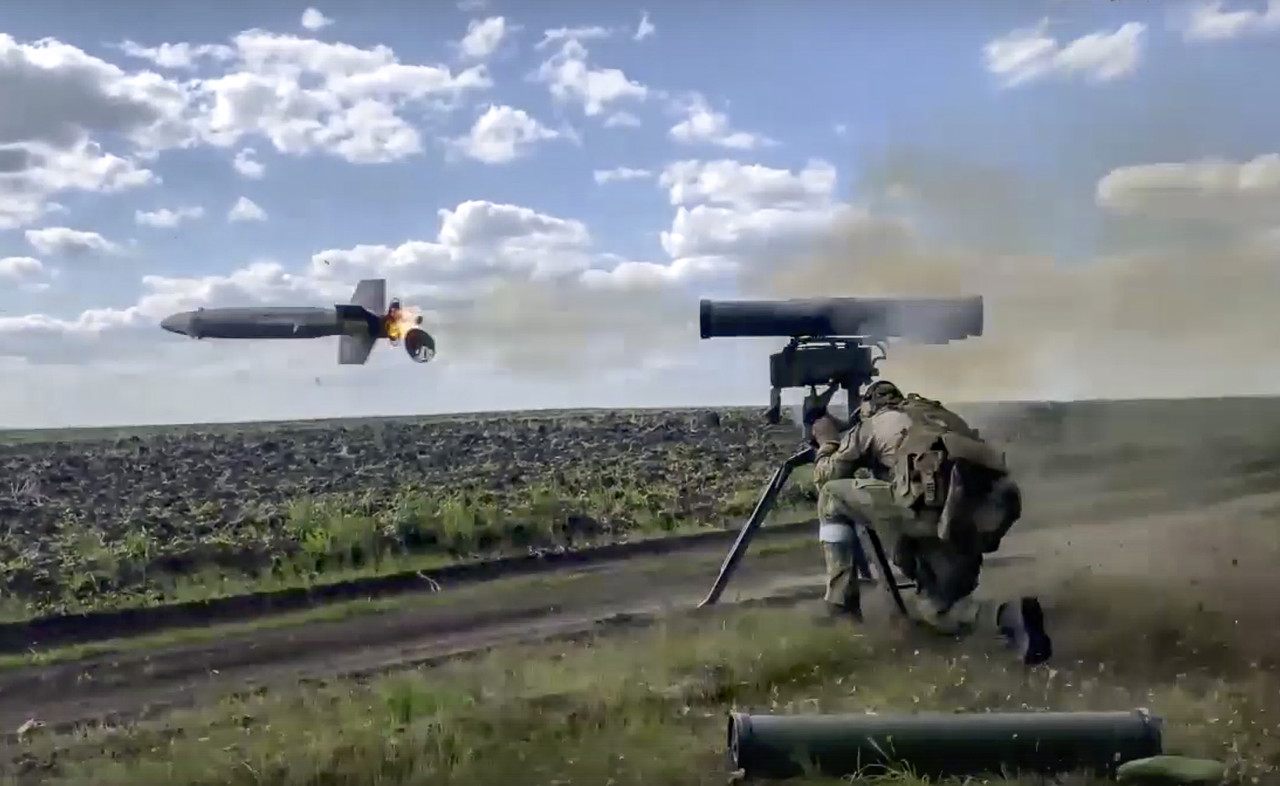 러시아 병사가 우크라이나 미공개 장소에서 휴대용 대전차 유도 미사일인 코넷을 발사하고 있다. 모스크바=AP