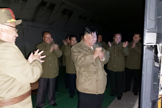 김정은 북한 국무위원장이 12일 장거리전략순항미사일 시험발사를 현지지도 했다. 사진=트위터
