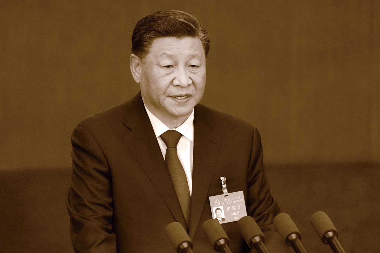 시진핑 중국 국가주석이 16일 중국 베이징 인민대회당에서 열린 중국 공산당 제20차 전국대표대회 개막식에서 연설하고 있다. 시 주석은 대만 문제와 관련해 무력 사용을 포기하지 않을 것이라고 언급했다. 베이징=AP