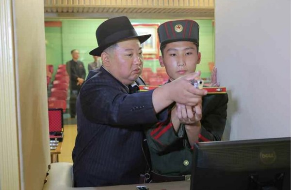 김정은 북한 국무위원장이 설립 75주년을 맞은 만경대혁명학원을 니흘 만에 다시 방문해 권총사격을 가르쳐주고 있다. 사진=트위터