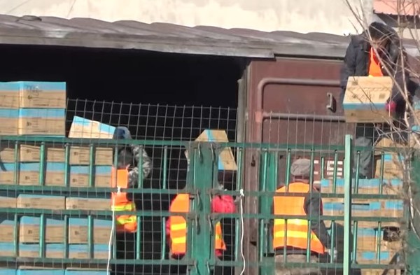 중국 단둥역에서 작업자들이 북한으로 가는 의약품 등을 열차에 싣고 있다. 사진=소식통