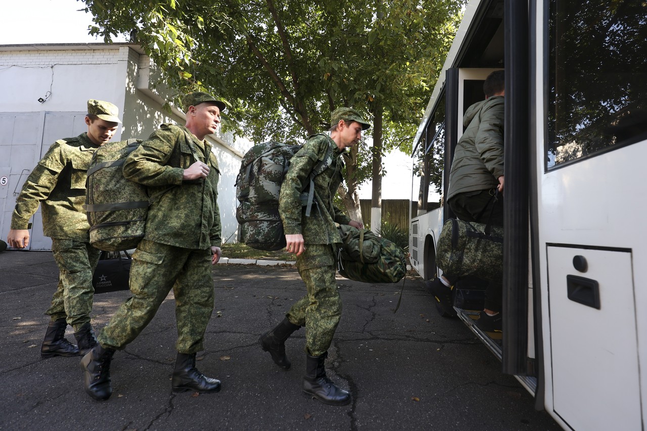 블라디미르 푸틴 대통령의 부분 동원령에 따라 징집된 예비군들이 지난 9월 25일(현지시간) 러시아 크라스노다르에서 버스에 오르고 있다. 크라스노다르(러시아)=AP