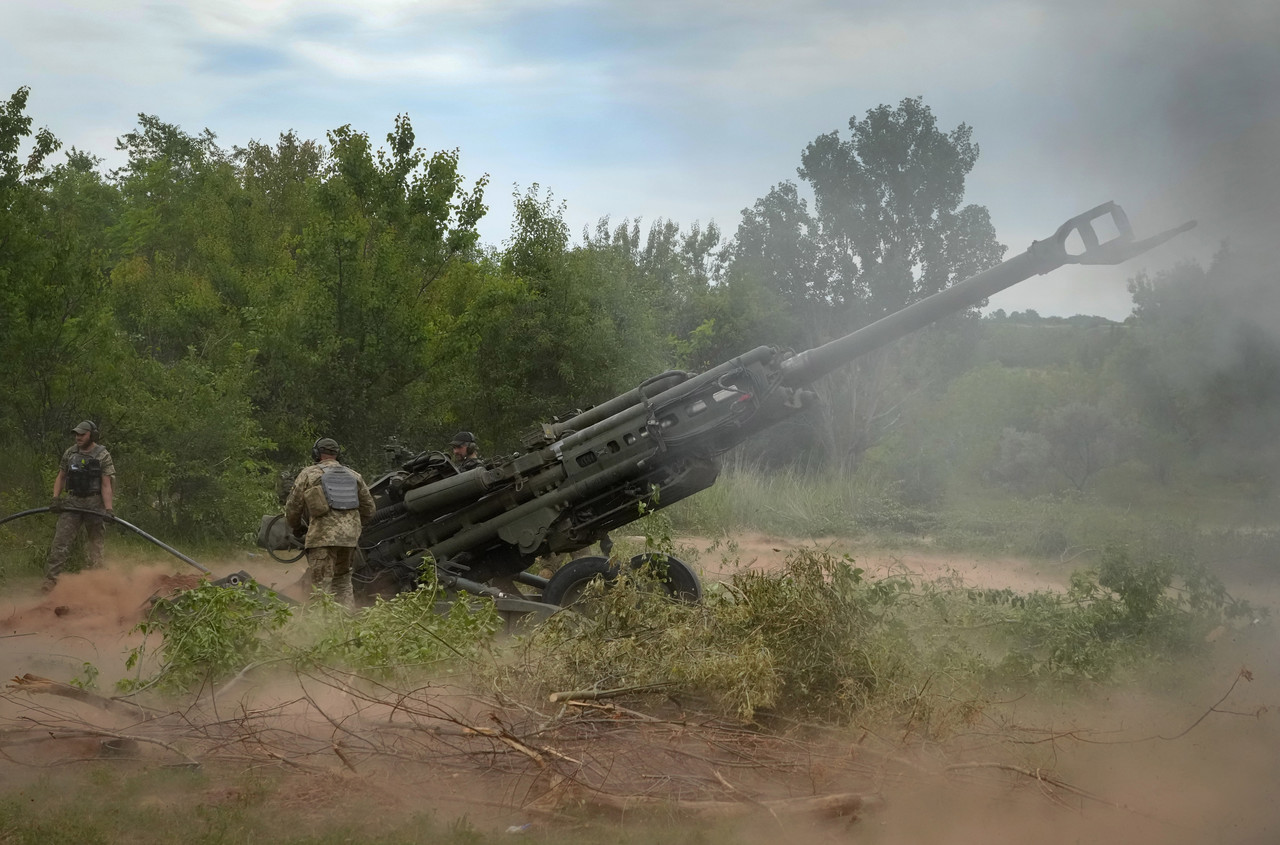 우크라이나군이 지난 6월18일(현지시간) 우크라이나 동부 도네츠크 지역에서 미국이 제공한 M777 곡사포로 러시아군 진지를 공격하고 있다. 도네츠크=AP