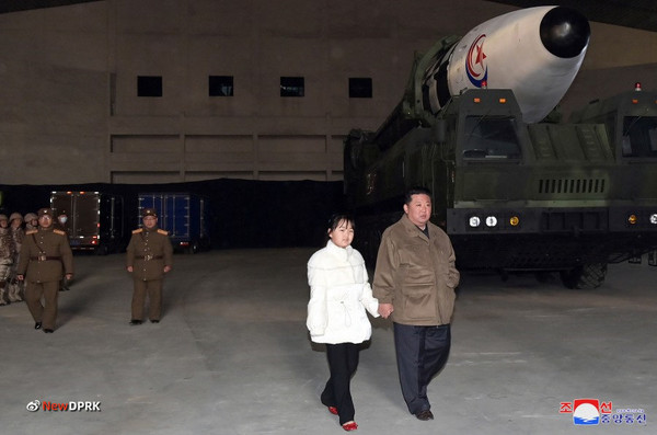 김정은 북한 국무위원장이 18일 ICBM 발사장에서 현지지도하는 가운데 딸을 대동한 채 지켜보고 있다. 사진=NEW DPRK