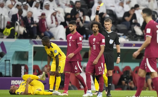 개막전 패배를 당한 카타르 대표팀. (사진=AP/뉴시스)