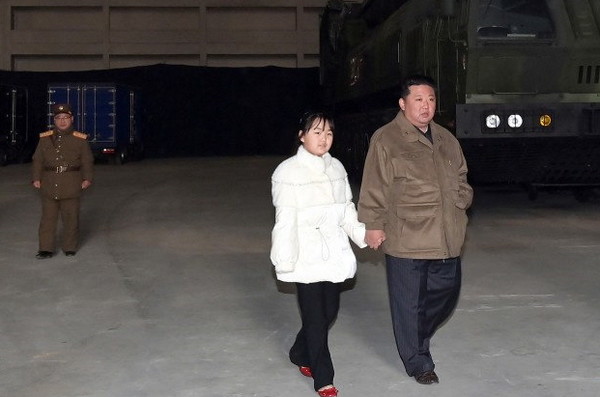 북한 주민들은 김정은이 딸을 데리고 미사일 발사현장에 나타난 것은 무슨 의도가 있을 것이라고 말했다. 사진=조선중앙TV