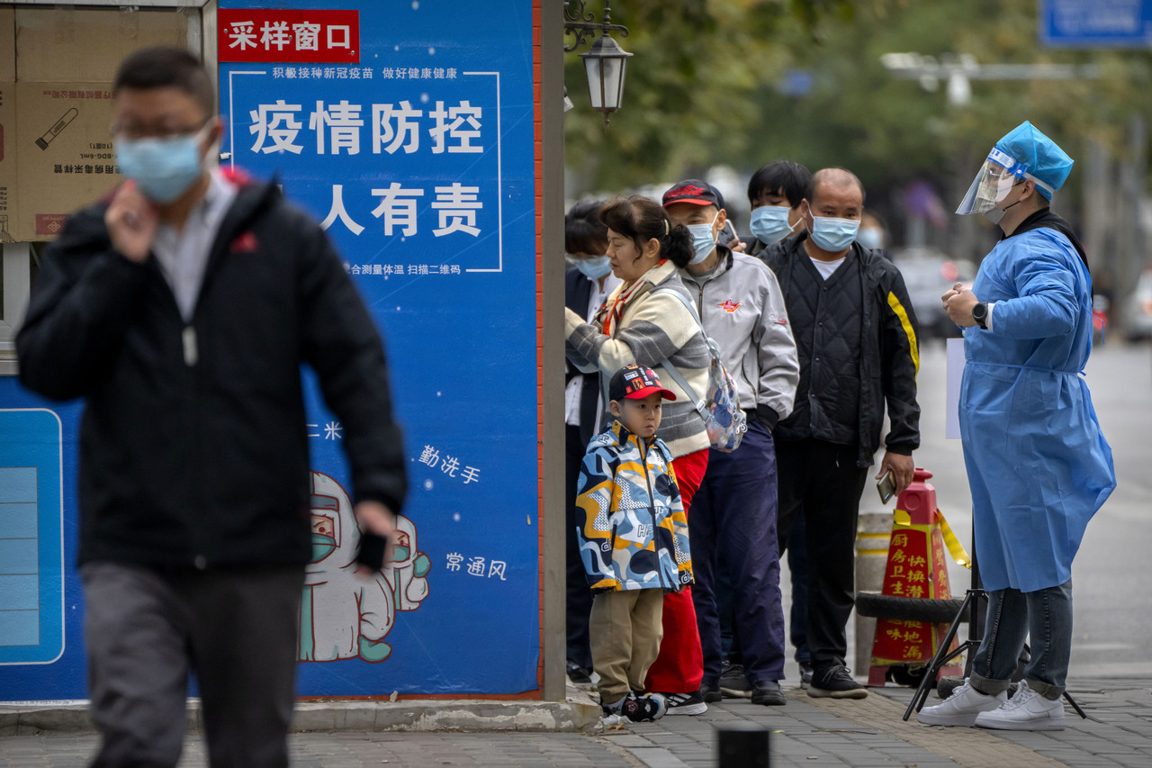 지난달 26일 중국 베이징의 한 코로나19 검사소에서 검사를 받으려는 주민들이 줄 서 있다. 베이징=AP
