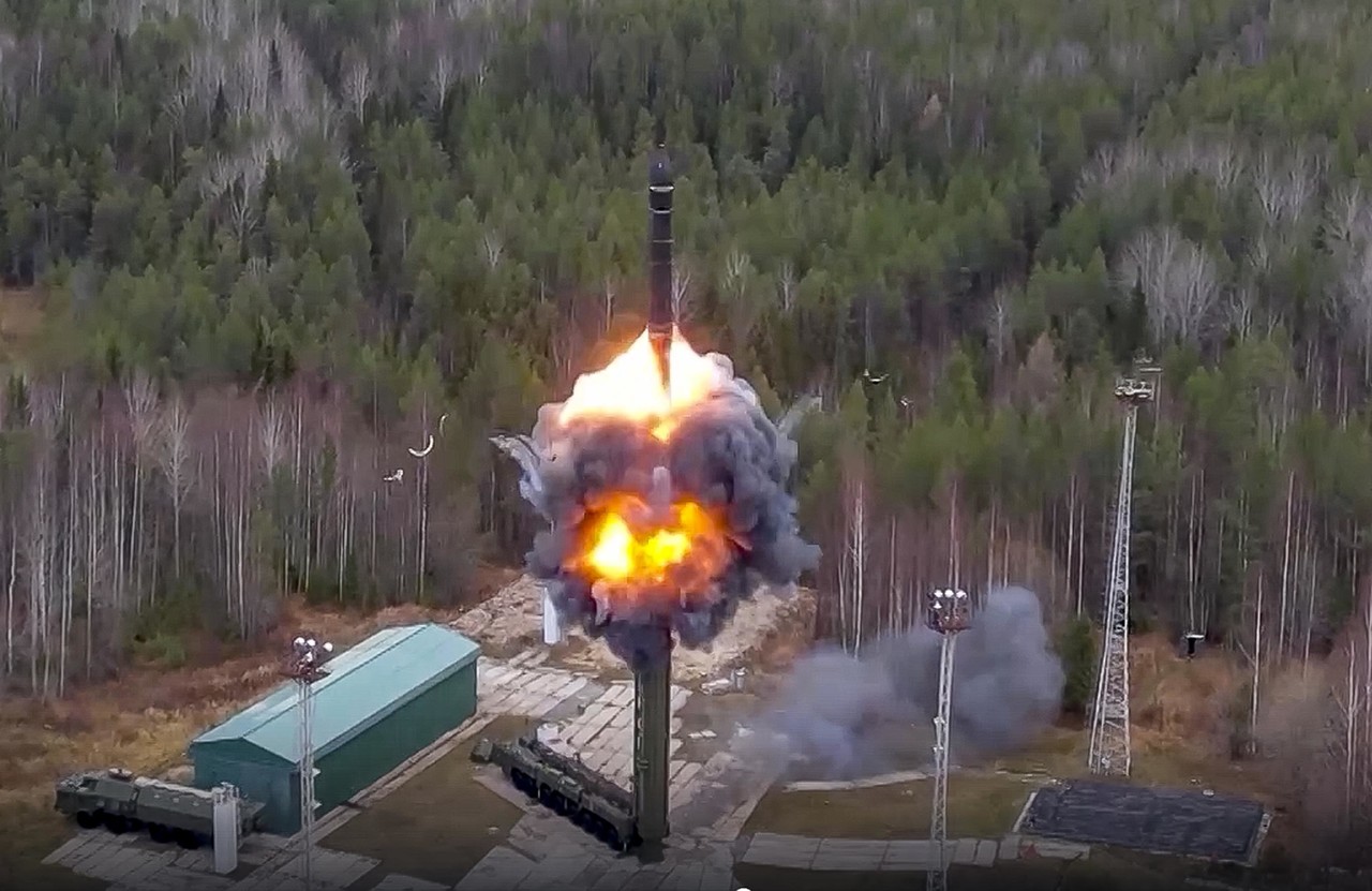 러시아 국방부가 공개한 사진에 지난달 26일(현지시간) 러시아 북서부 플레세츠크 우주 기지에서 야르스 대륙간 탄도미사일(ICBM)이 시험 발사되고 있다. 플레세츠크=AP